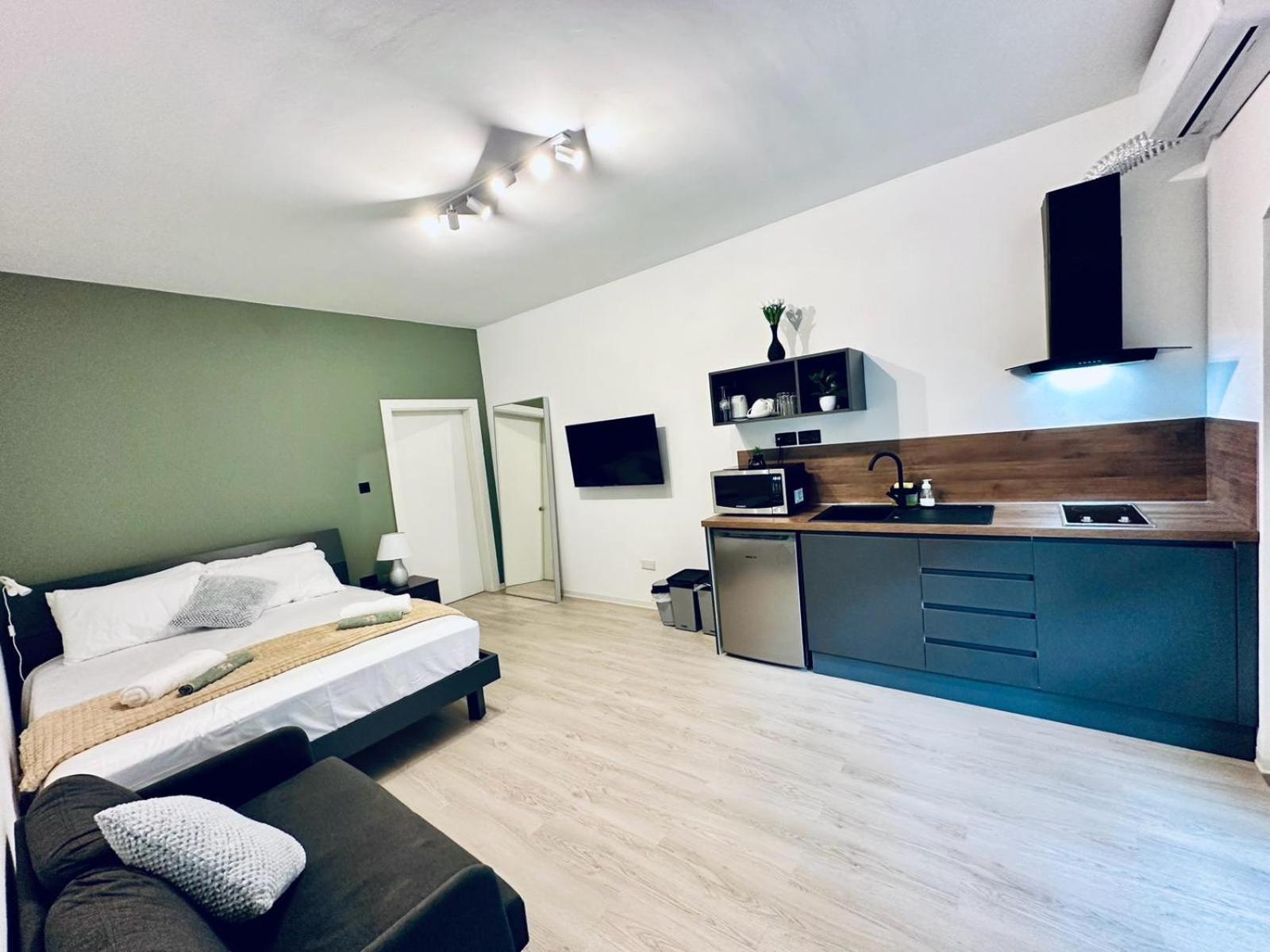 New Modern - Centre Apartment *